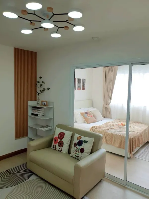 ให้เช่า ลุมพินีเซ็นเตอร์ นวมินทร์ แต่งครบสไตล์ Minimal Muji อบอุ่นเหมือนบ้าน เน้นงานไม้และความโปร่งสบาย ให้ความรู้สึกผ่อนคลายทุกครั้งที่กลับห้อง