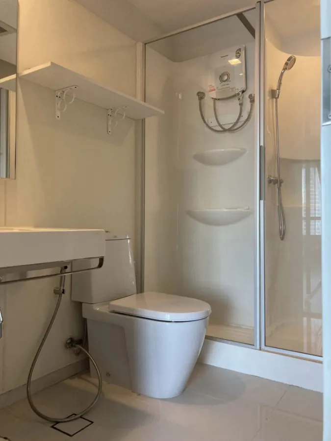 For rent, The Room Ratchada-Ladprao, spacious view, cool breeze Install wallpaper well. Hurry up to reserve.