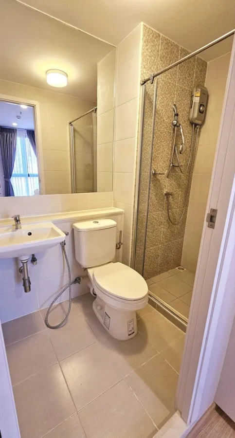 For rent, Plum Condo Pinklao Station, decorated in a minimalist style, very livable, complete with electrical appliances. If interested, reserve now.