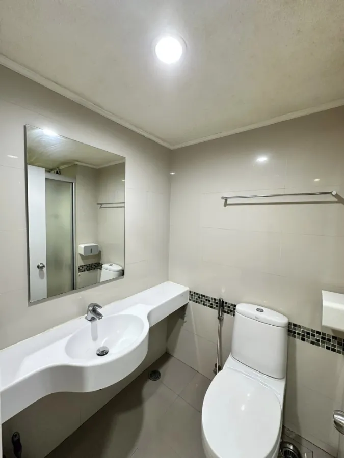 For rent, Lumpini Park Riverside-Rama 3, warm atmosphere, nice to live in, private corner room, miss it and you'll regret it.