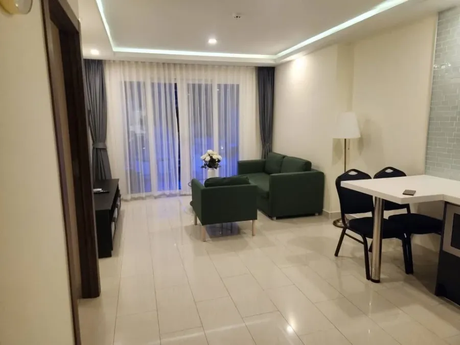 For rent: Grand Avenue Residence (Central Pattaya), room on the 1st floor with direct access to the swimming pool, very spacious area, interested in b
