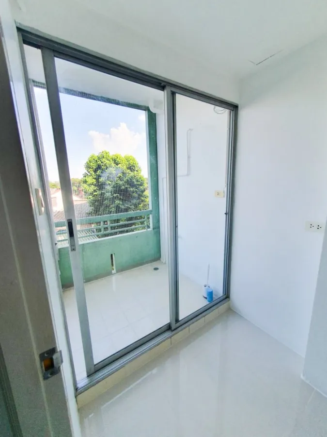 For sale Lumpini Center Nawamin (Happyland Phase 5), empty room, airy and comfortable view, very good price, reserve now.