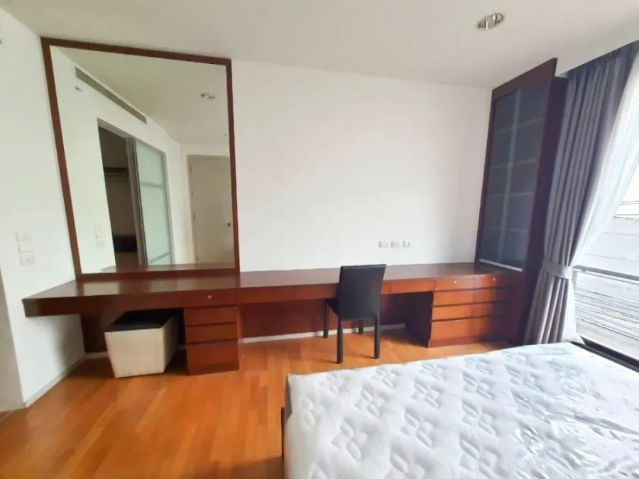 For rent, Amanta Ratchada, very spacious room, has a walk-in closet, plus lots of built-in furniture. Don't wait, book now.