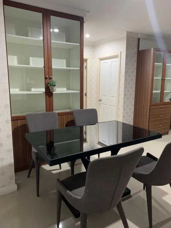 Condo for rent, Lumpini Place Rama 9 Ratchada, very good location, corner room overlooking the pool, book now.