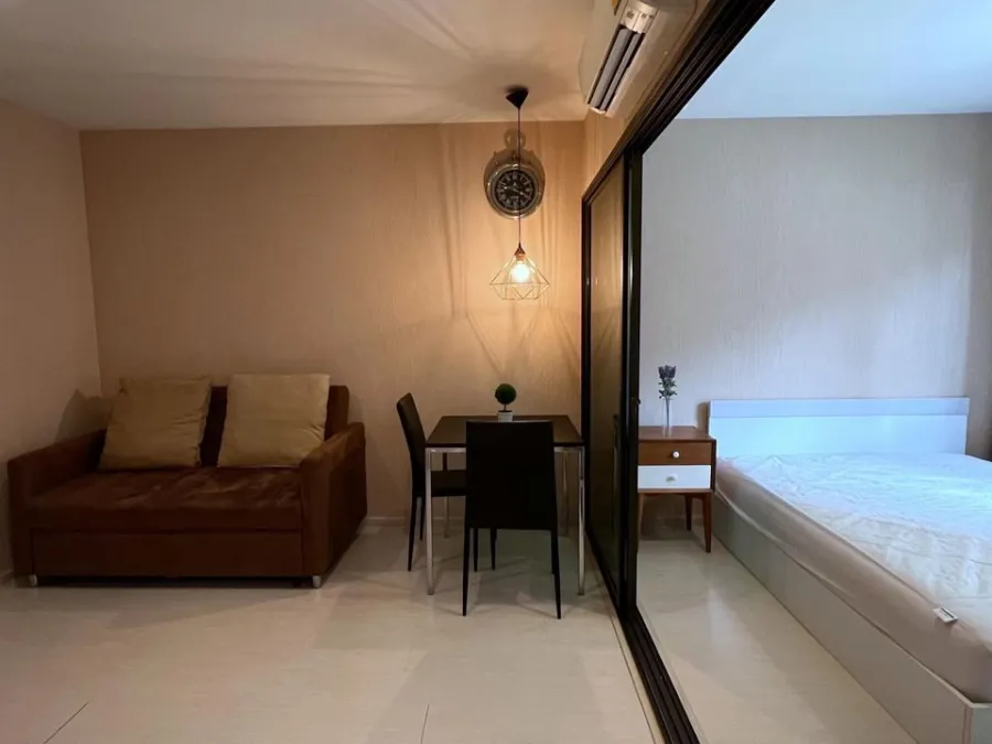 For rent, Condolette Pixel Sathorn has a pool view. The sofa bed is extremely comfortable, fully furnished, just come in.