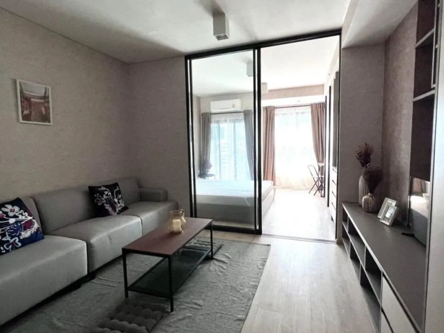 For rent: Ideo Sathorn-Wongwian Yai, 19th floor, fully furnished, ready to move in. If interested, hurry and reserve now.