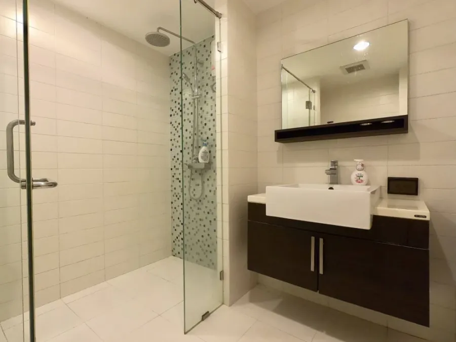 Selling The Fine Ari 4 - Phahonyothin. This is the only adjacent unit, making it very quiet and peaceful. It's a slow-life condo perfect for those who