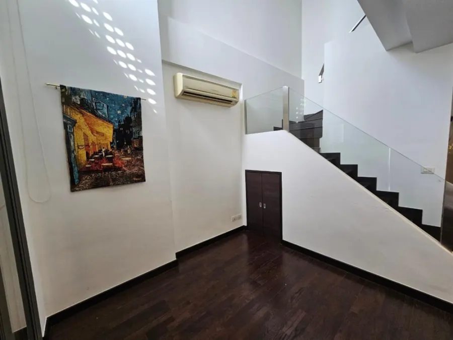 For sale: Ideo Q Phayathai, duplex room, high ceiling, very airy, great city view. Hurry and book before you miss out.
