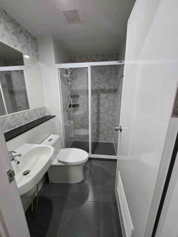 Condo for rent at Regent Home Bangna. The unit is partitioned into separate, well-defined zones. Amazing price! Book now, don't miss this opportunity!