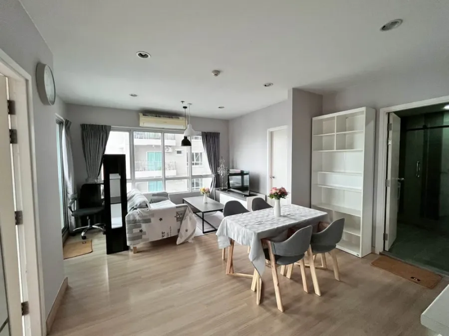 For sale or rent: Motif Sathorn-Wongwian Yai. Spacious and comfortable unit with efficient use of space. Move-in ready; just bring your belongings. Do