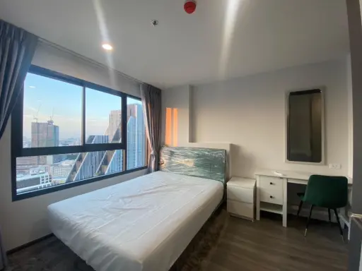 For sale: Ideo Chula Samyan, wide front room, fully furnished, 32nd floor, high view, beautiful sunset view, don't miss it.