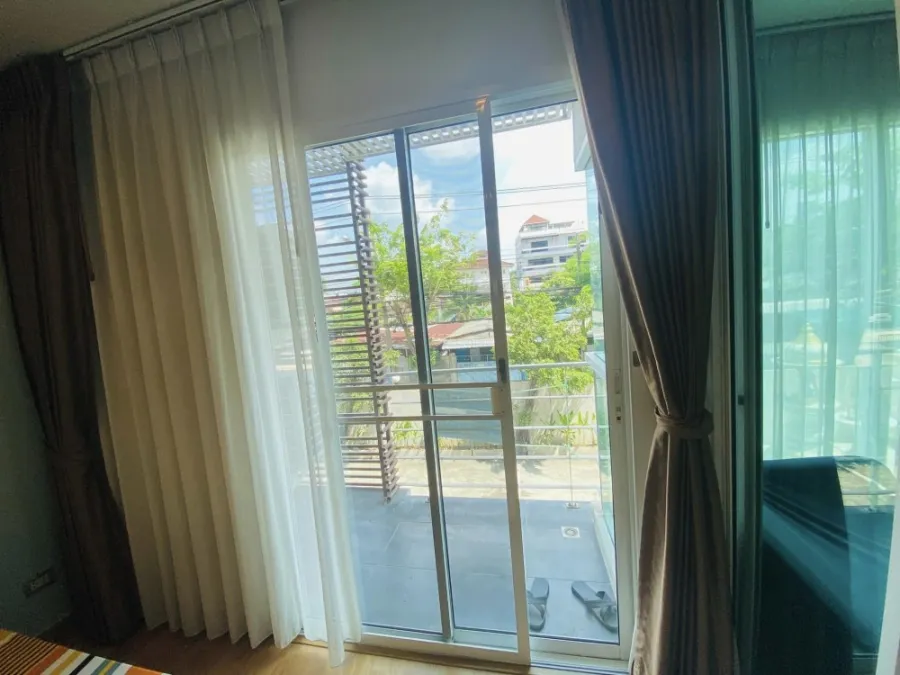 For rent Tourmaline Gold Sathorn-Taksin fully furnished, the room is very spacious. Comes at a price you shouldn't miss.