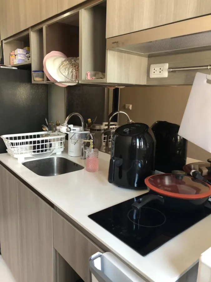 For rent, Knightsbridge Prime On Nut, room decorated in cool gray tones. The built-in bedroom is very nice. Ready, book now.
