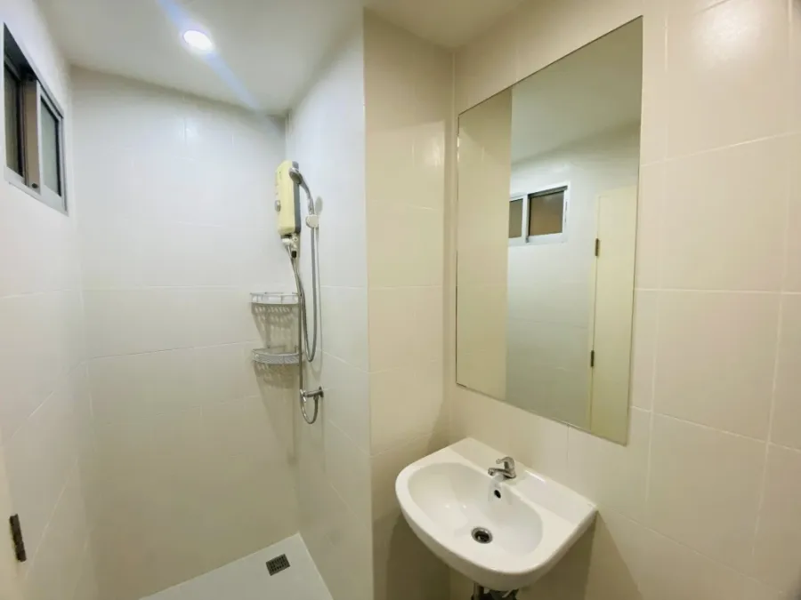 For sale: V Condo Ladkrabang, corner room with privacy, stylishly decorated, fully furnished, just bring your bags and move in.