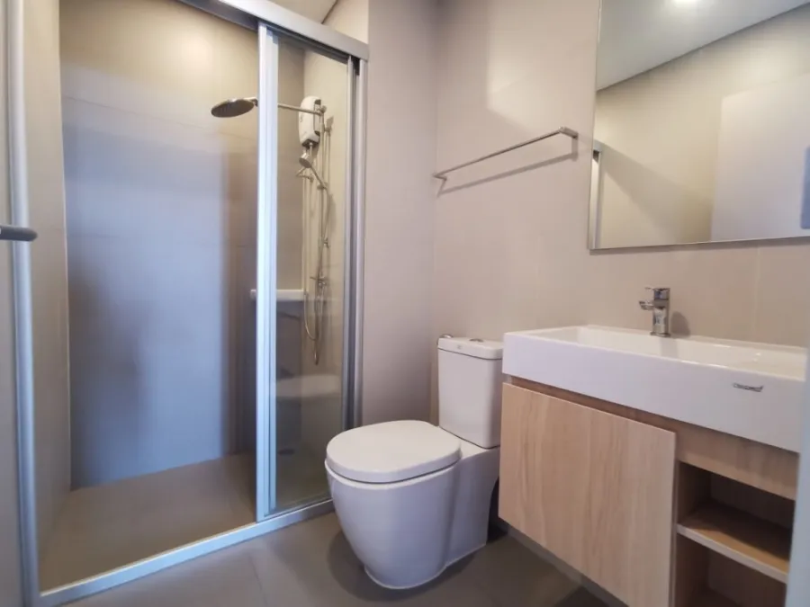 For rent Lumpini Suite Phetchaburi-Makkasan. This room is decorated in tone control. Use fir well Garden view, shady, book now.