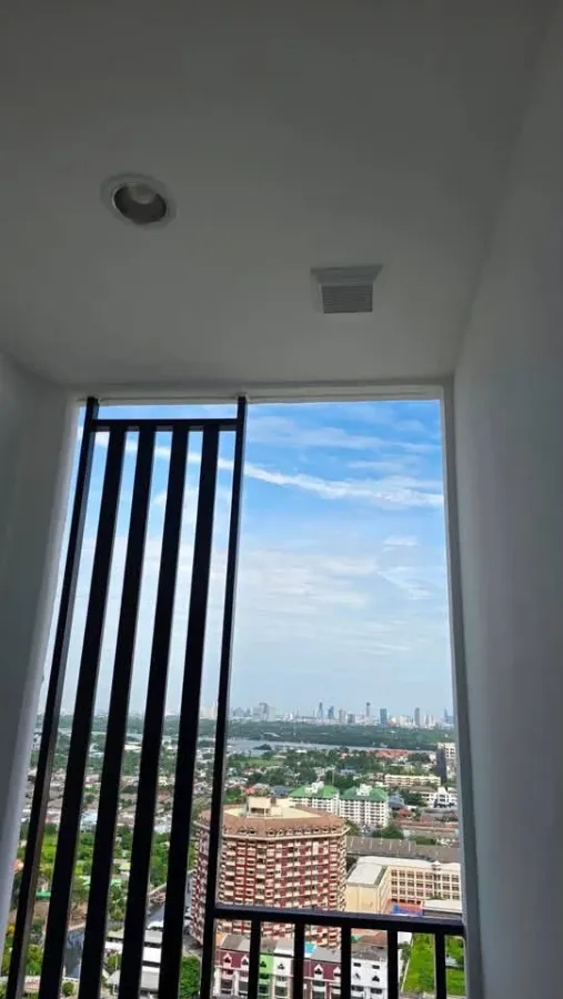 Selling a pre-owned unit at Regent Home Bangna, 30th floor. High floor with beautiful, unobstructed river view. Own it today! Don't delay!