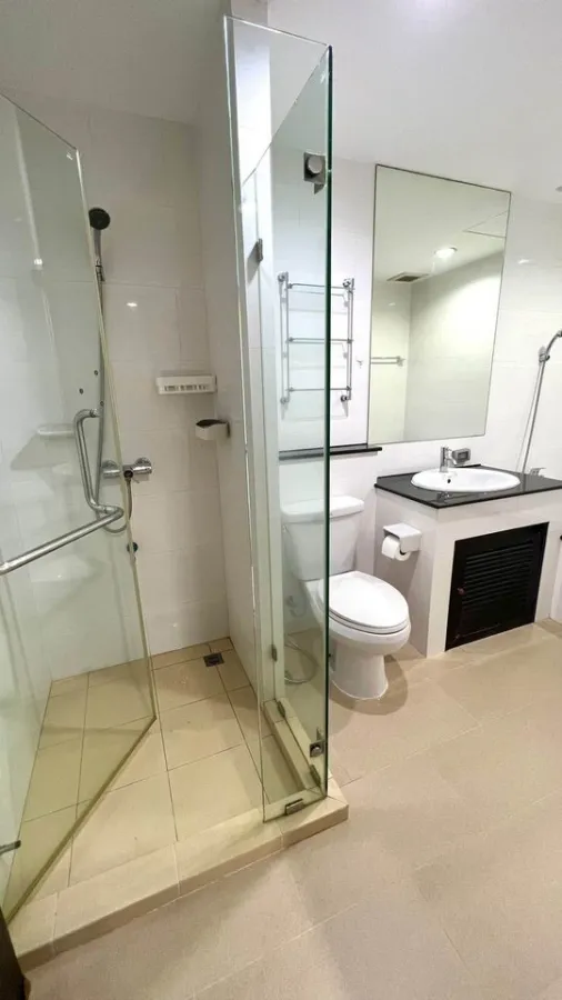 For sale, for rent, The Amethyst Sukhumvit 39, spacious room, nice to live in. A very good sofa, very comfortable to sit on. Don't just look and reser