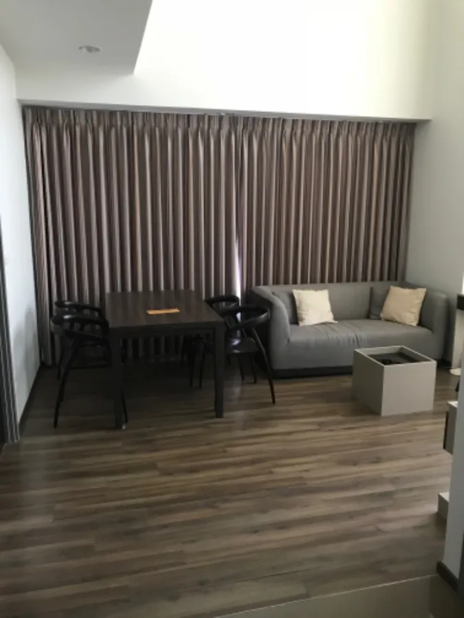 For rent, Teal Sathorn-Taksin, Duplex room, 2 bedrooms, 2 bathrooms, high floor, pool view. This price is very worthwhile. Book now.