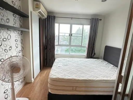 For sale: Condo Lumpini Ville Phatthanakan-New Phetchaburi Road. The room has good wallpaper. Good price. Hurry and reserve.