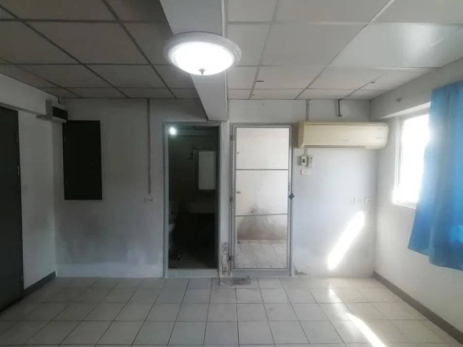 For sale Lumpini Center Happyland Phase 1-4, empty room, low price, easy on the wallet. If anyone is interested, hurry and reserve now.