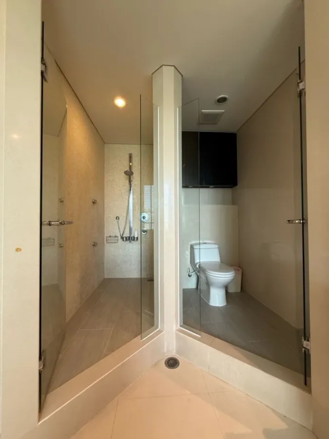 For rent: The Park Chidlom, 4th floor. Spacious and comfortable unit, fully furnished. Book now! (Quickly!)