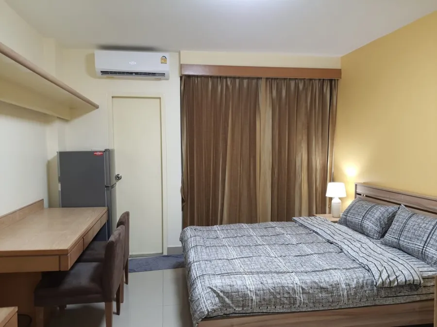 For rent I-House Laguna Garden RCA, this room is decorated, fully furnished, big screen TV is good. I need this room