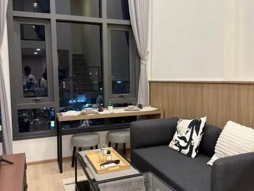 For rent: Life Rama 4 - Asoke, beautifully decorated room with a cool theme, high ceilings, open and airy, with a beautiful, unblocked view. Reserve n