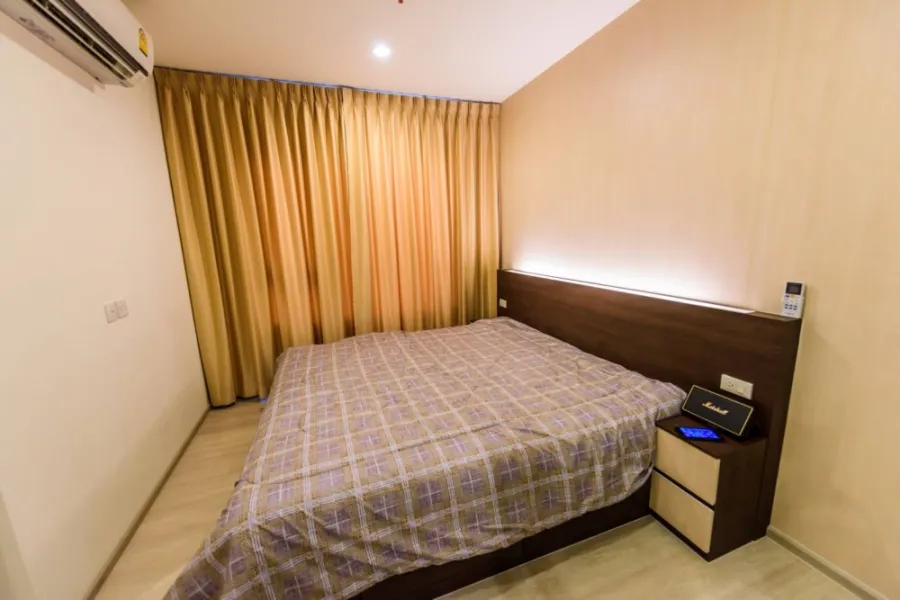 Condo for rent, Life Asoke, 10th floor, spacious room. Comes with built-in furniture throughout the room. You can't miss it.