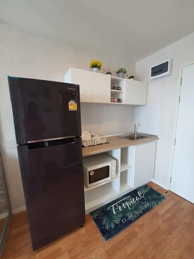 For rent Lumpini Ville Phatthanakan-Srinakarin. The city view is very beautiful. The room is nice and has wallpaper throughout the room. Don't miss it
