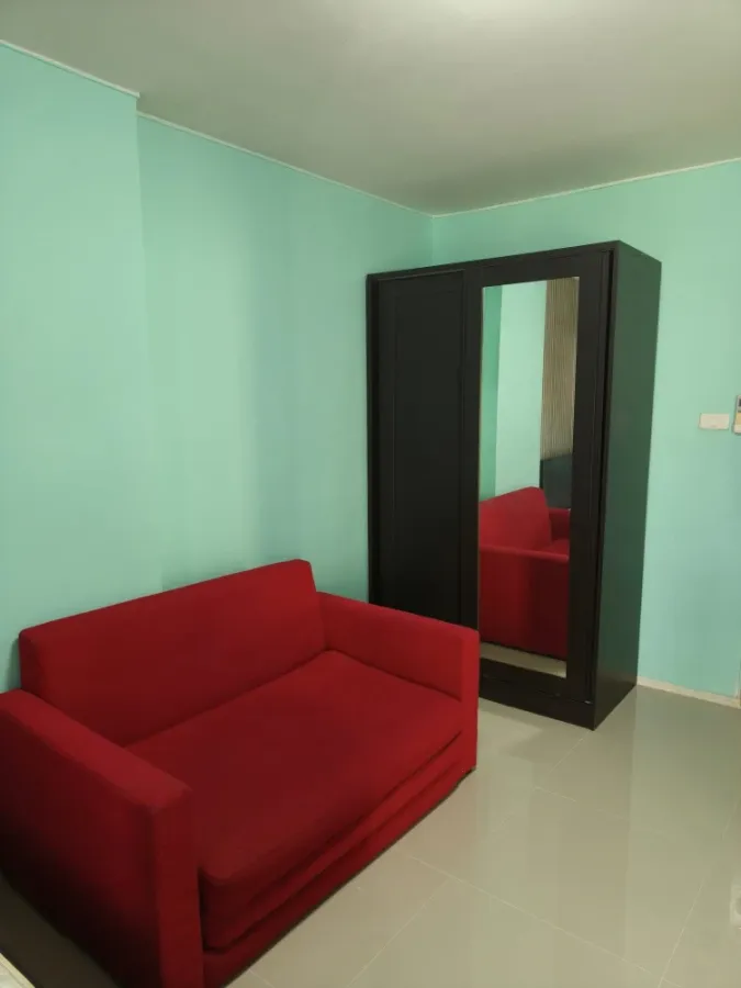 For rent Lumpini Condotown Chonburi - Sukhumvit, a nice room with a bright red sofa, good location, book now.