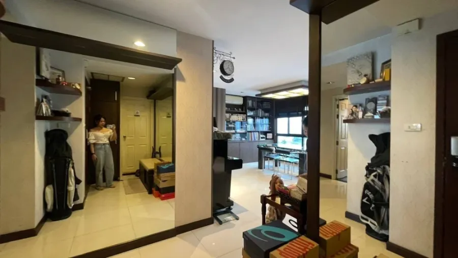 Selling a very spacious 3-bedroom, 3-bathroom condo at Lumpini Ville Phahol-Sutthisarn, complete with built-in furniture. Book now!