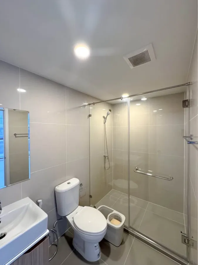Urgent sale, Condo Flexi Sathorn - Charoen Nakhon, empty room, not expensive price, those who like to decorate rooms should not miss this.