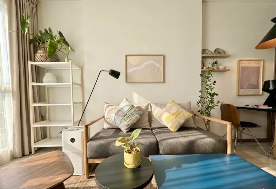 For rent: Rhythm Ekkamai Estate, decorated in a Cozy Modern concept with warm tones, offering a comfortable and spacious living area with plenty of na