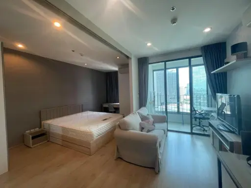 For rent, Ideo Q Chula-Samyan, 1 bedroom, 1 bathroom, fully furnished. Carry the bag and move in. Hurry up.