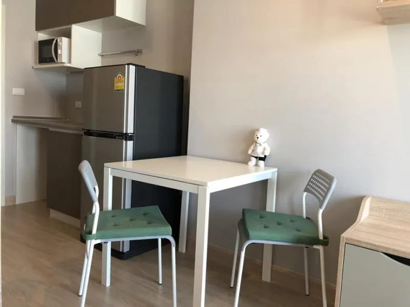For Rent Casa Condo Sam Yaek Bang Yai High floor, beautiful room, double bed, cool decoration, everyone likes it. If interested, hurry up.