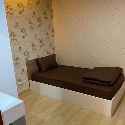 Emerald Residence Ratchada for sale, corner unit, very private, wallpapered throughout, built-in, complete with appliances, ready to move in.