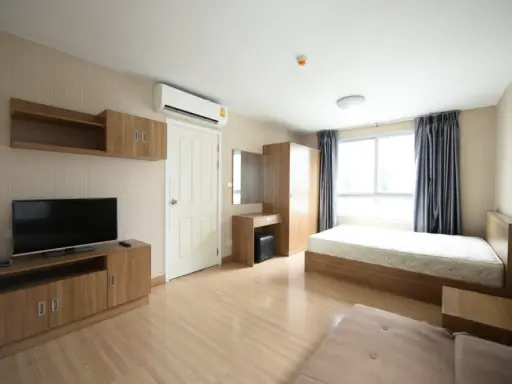 For Rent Plum Condo Phahon Yothin 89 Phase 2 large room, lots of space, plus a corner room. Very private. If interested, hurry up.