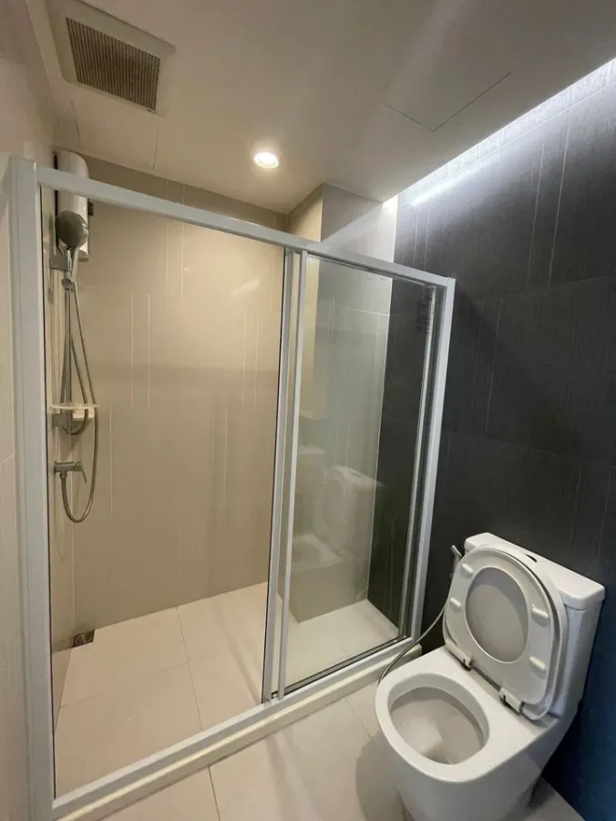 For rent: The key Sathorn-Charoenrat, 34th floor, very beautiful city view. The bed is soft and comfortable to sleep on. Hurry and reserve it.