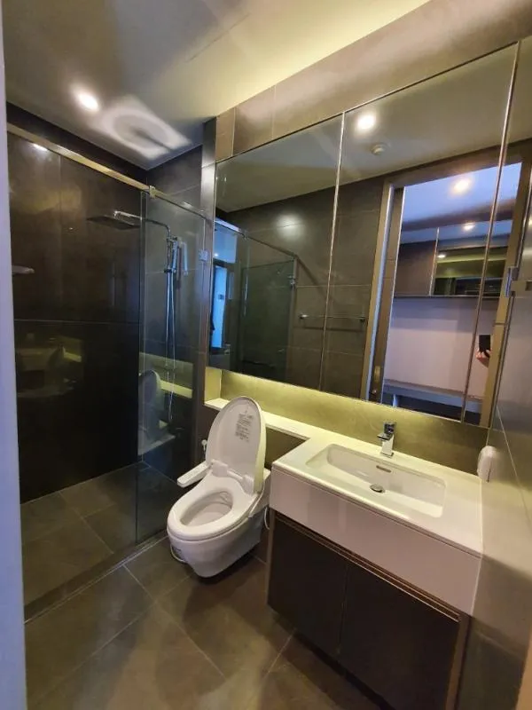 For rent, The Esse at Singha Complex, urgently, the room is ready to move in, at the right price, plus a good view like this, don't hesitate.