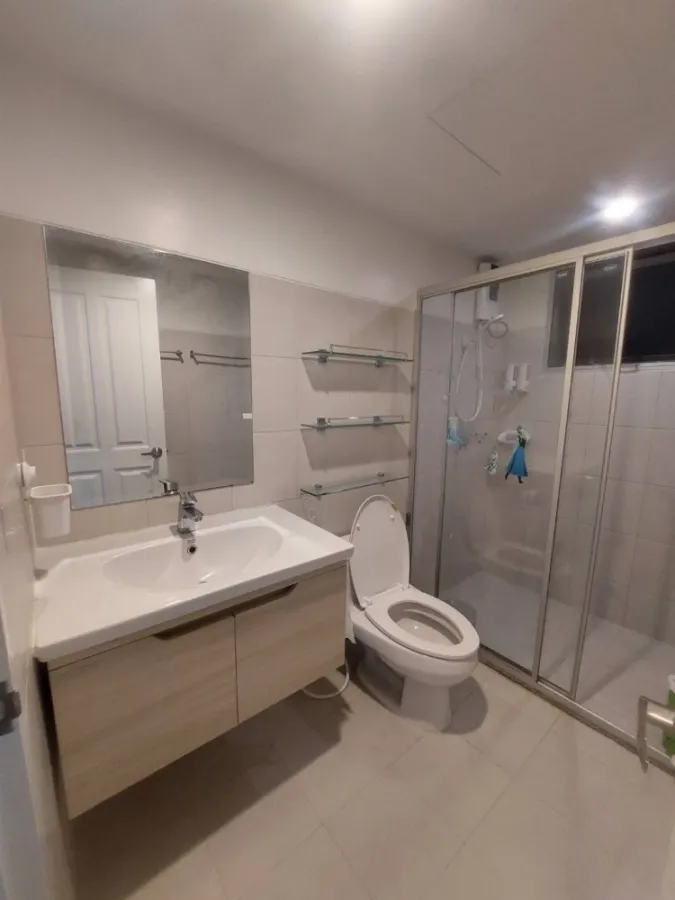 For rent/sae: Supalai Park Kaset, large room, no obstructing buildings, no direct sunlight, room stays cool, beautiful pool view, everything you need!