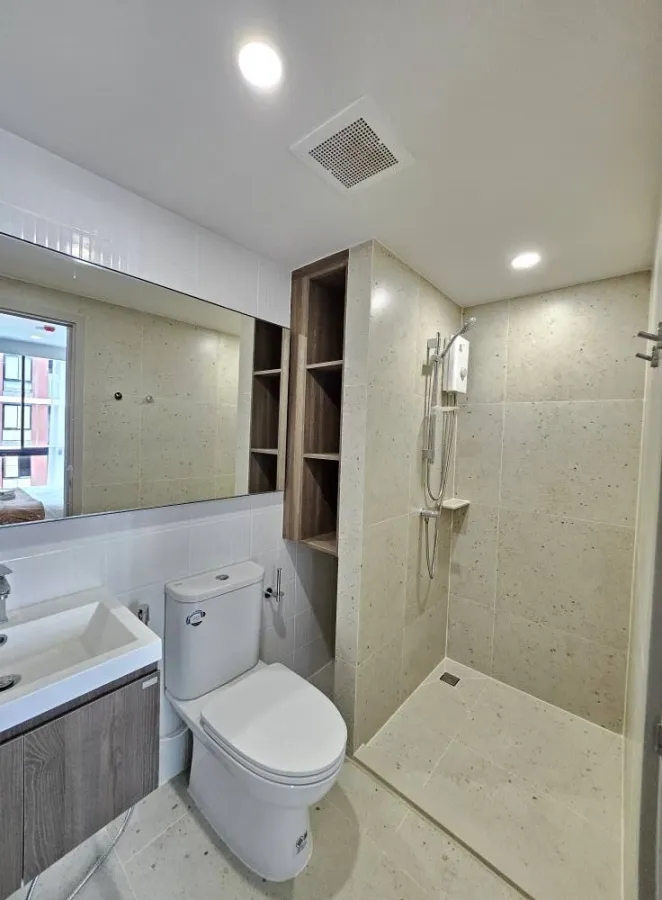 For rent: Nue Cross Khu Khot Station, 5th floor, pool view, beautiful room, fully furnished, nice to live in, book now.