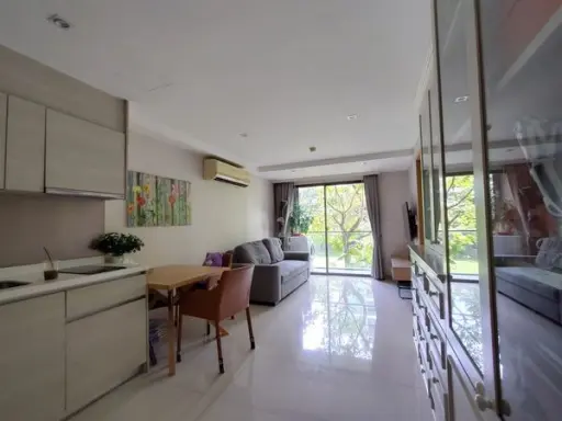 For sale, for rent, Socio Reference 61, 2nd floor, corner room, very spacious, very private. Don't wait.