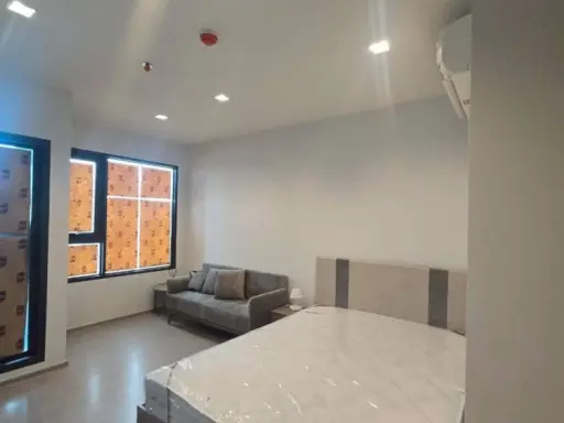 For rent: Life Sathorn - Sierra, 29th floor (high floor view), balcony with good ventilation and airflow. Wallpaper installed on all walls. Don't miss images