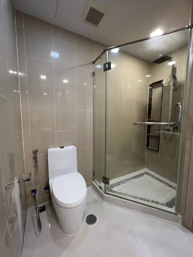 For rent: The Peak Towers Pattaya, spacious room, lots of usable space, good location, beautiful sea view, don't miss this good deal.