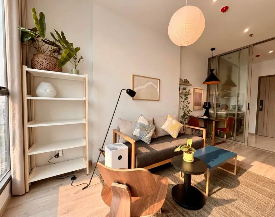 For rent: Rhythm Ekkamai Estate, decorated in a Cozy Modern concept with warm tones, offering a comfortable and spacious living area with plenty of na