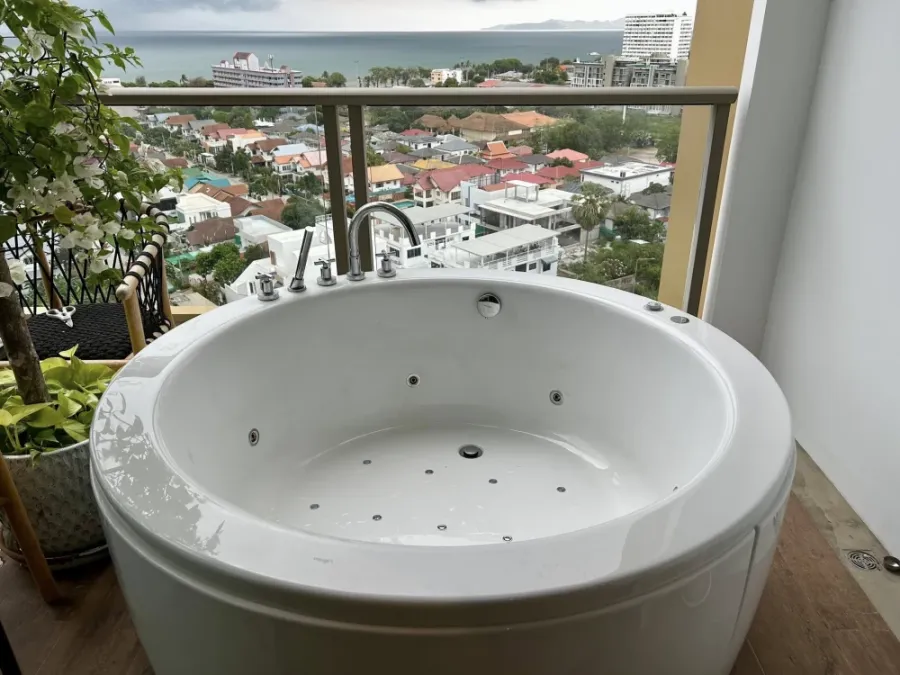 For rent: The Riviera Ocean Drive, spacious room with plenty of usable space, comes with a private Jacuzzi on the balcony, great location, book now!