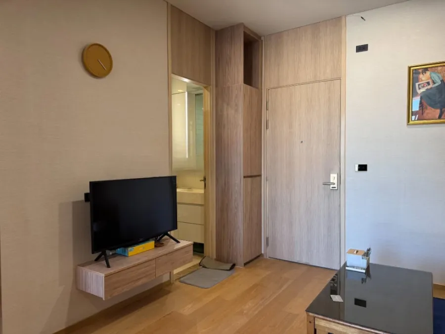 For sale or rent: Siamese Exclusive Sukhumvit 42, 9th floor. Great view, spacious and airy. Clean and well-maintained unit with a peaceful atmosphere.