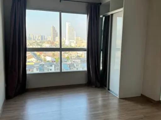Selling Fuse Chan Sathorn, high floor unit. Unfurnished, perfect for those who want to decorate their own space. Don't miss out, book now!
