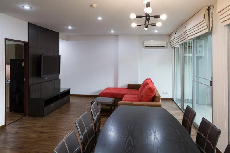 For rent, Wonnapa Sukhumvit 38, beautiful duplex room. Fully furnished Wide area, not uncomfortable, the best location near BTS Thonglor. Do not miss it.