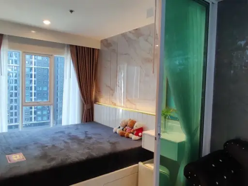 For rent: Regent Home Bangna, beautifully decorated room, nice to live in, swimming pool view, very chill atmosphere. If you don't reserve, you'll mis